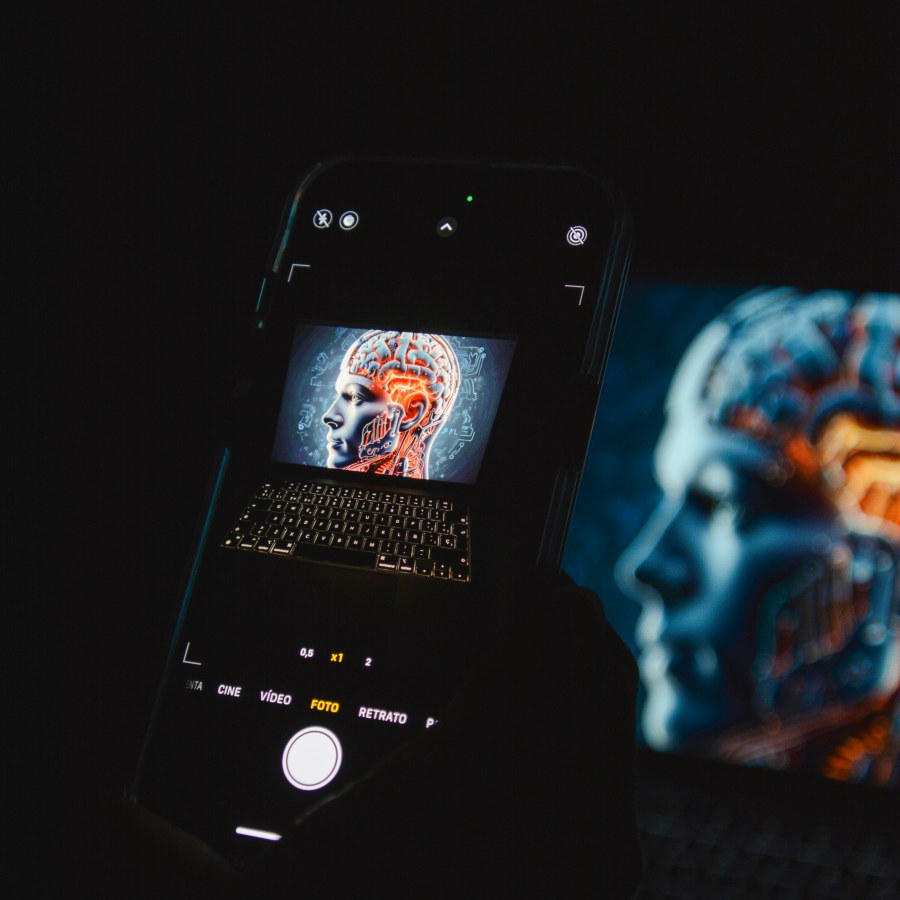AI Agents — Smartphone mit AI-Brain-Visualisierung